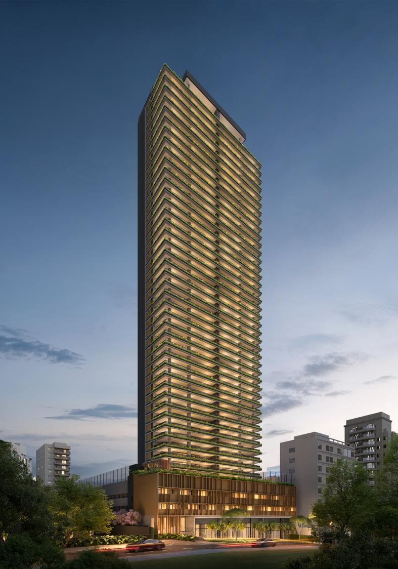 Fachada noturna de prédio residencial alto com varandas arborizadas e iluminação embutida