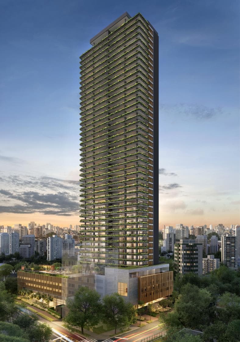 Vista externa de edifício residencial alto ao entardecer com vegetação nas varandas e entorno urbano